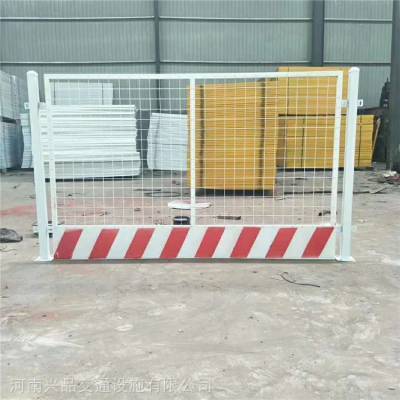 安裝鄭州地鐵工地專用基坑周邊施工防護(hù)欄 泥漿池深洞口安全警示圍欄網(wǎng)